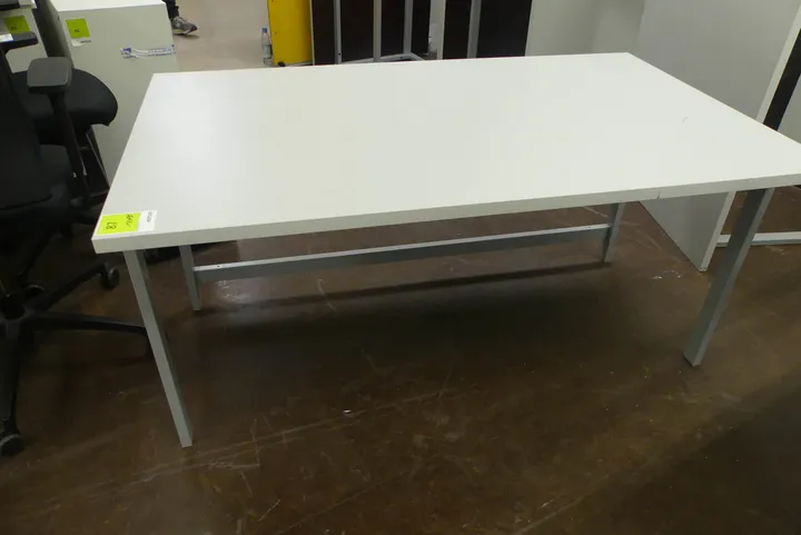 Arbeitstisch Maße in cm ca.: 150 x 90